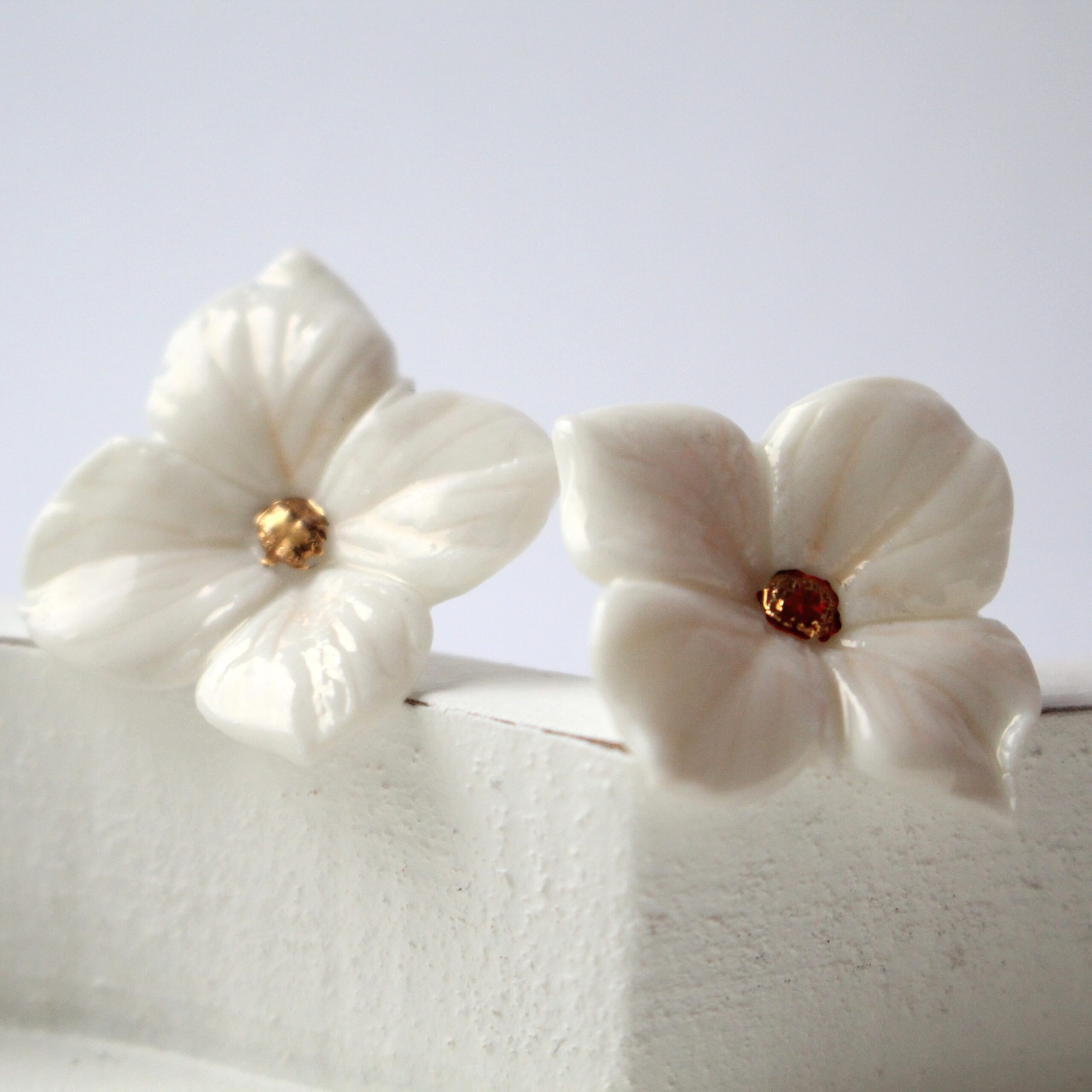 Cercei flori albe din portelan cu pistil din aur