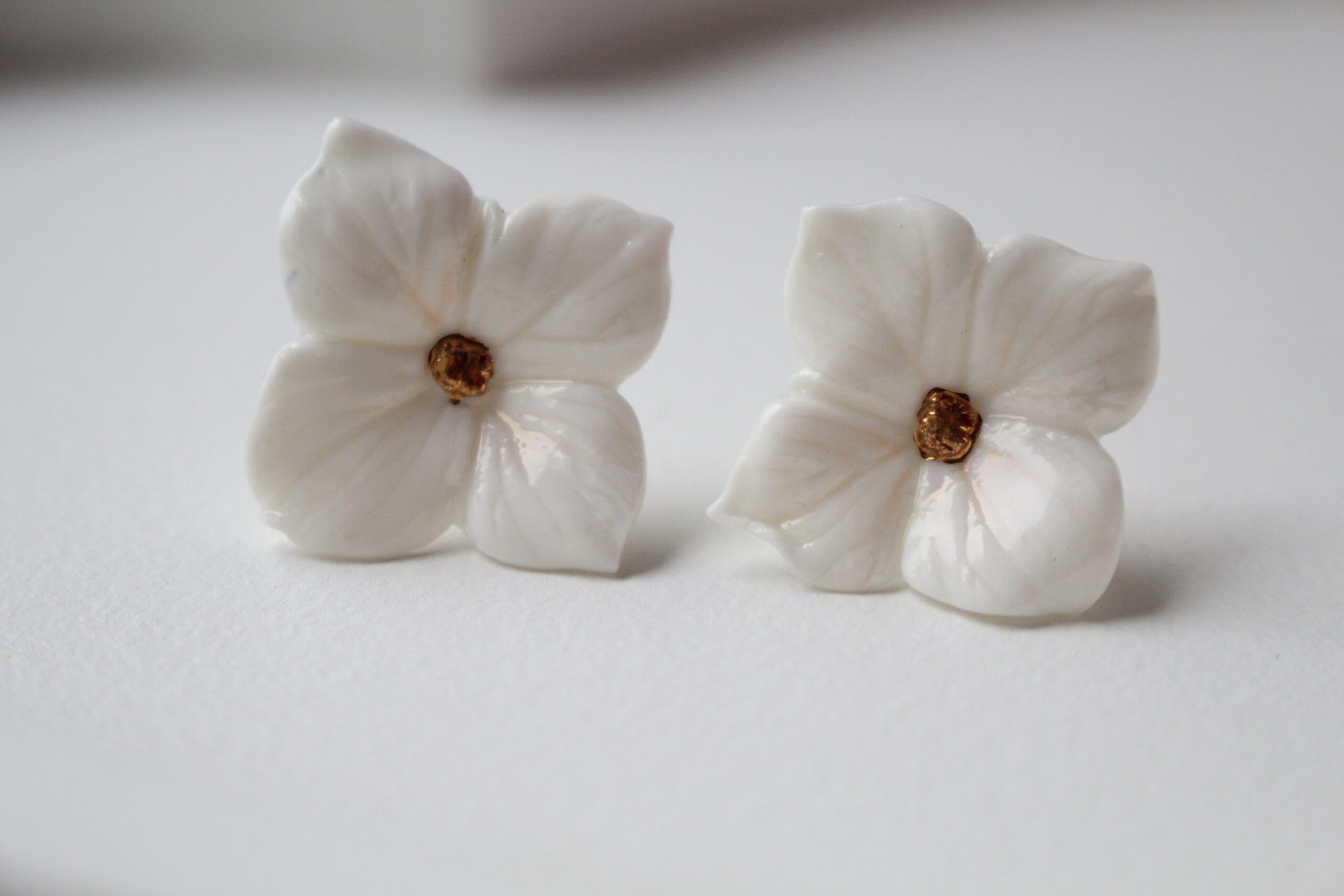Cercei flori albe din portelan cu pistil din aur 3