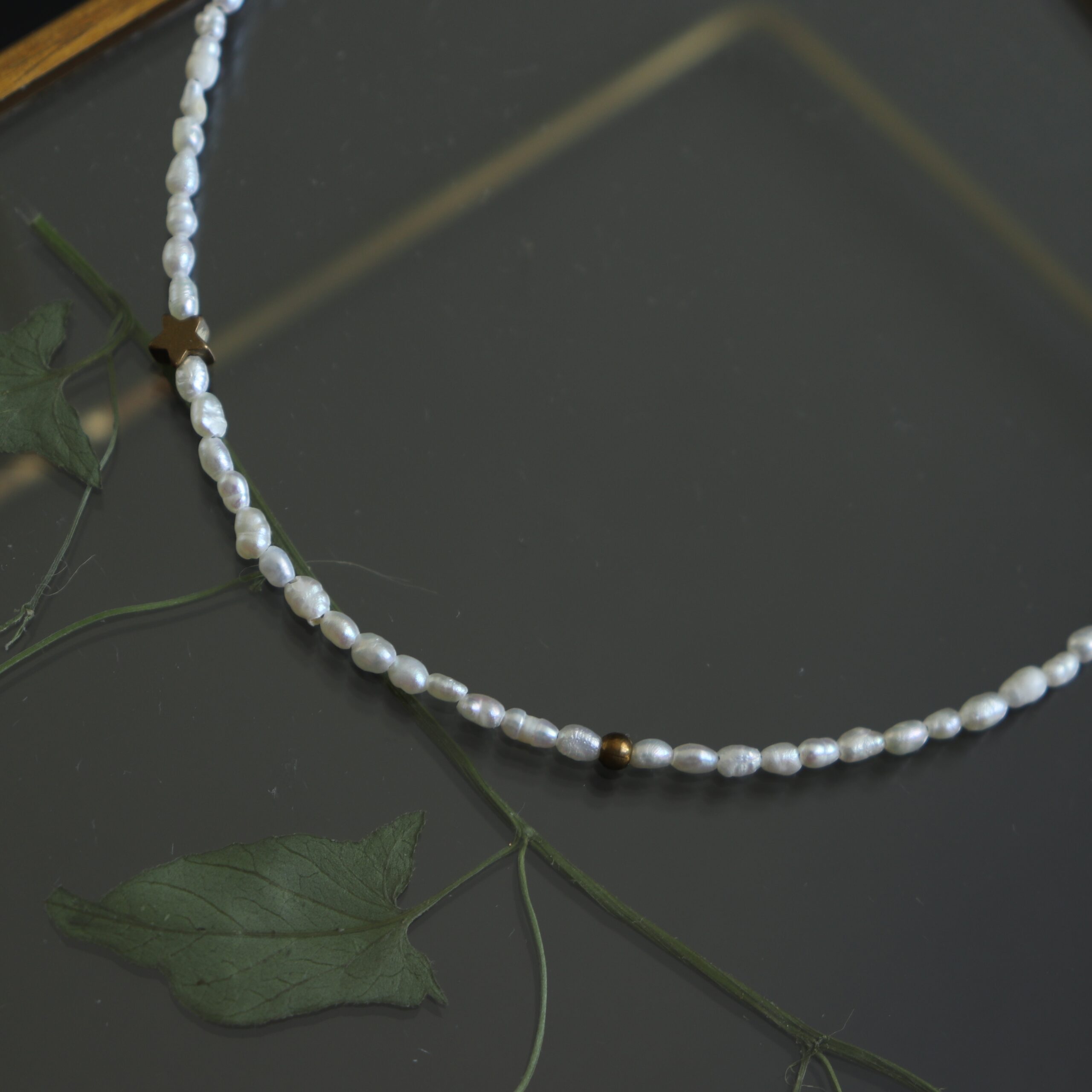 Bratara de glezna cu perle naturale si accesorii din alama 3
