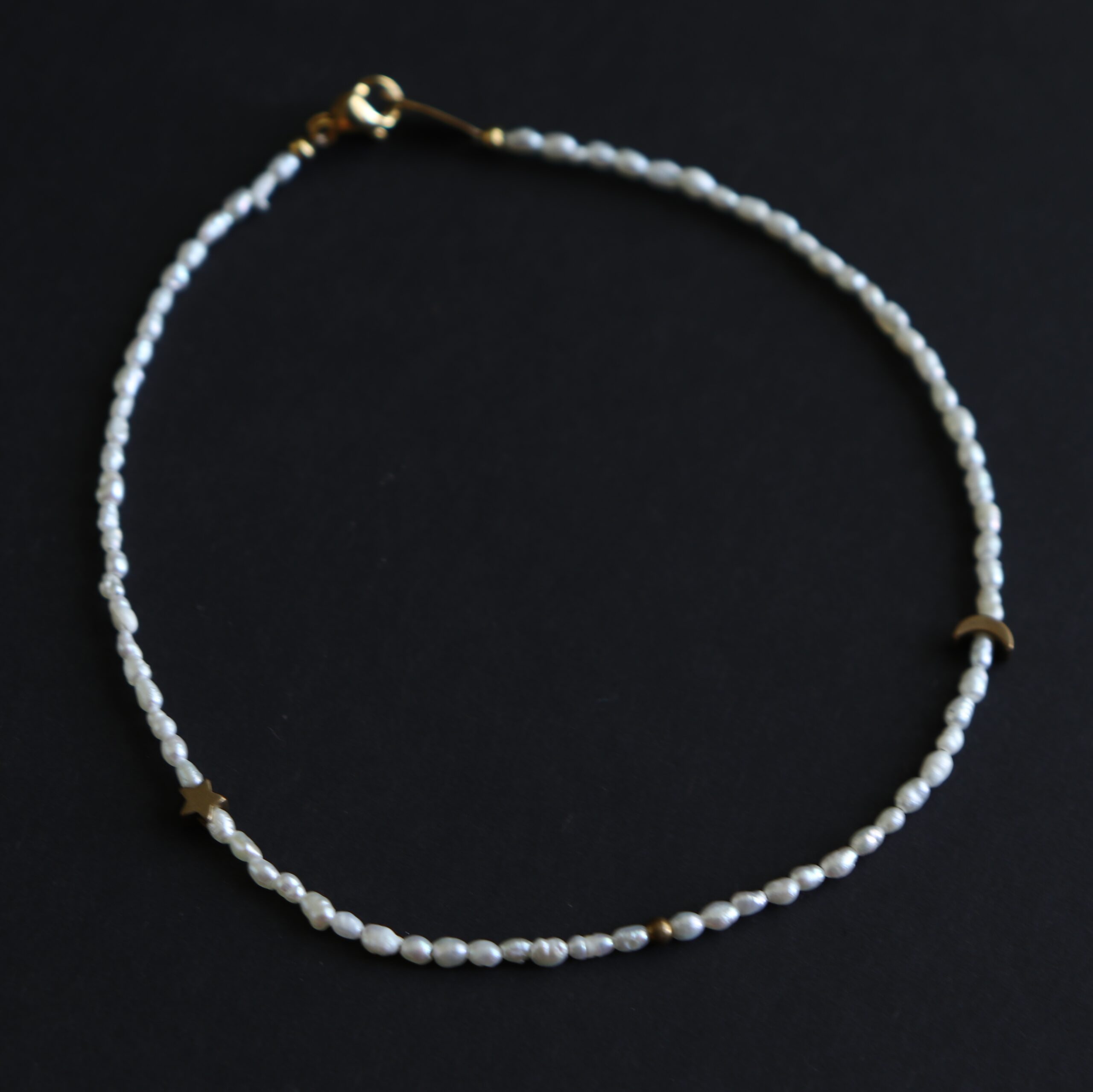 Bratara de glezna cu perle naturale si accesorii din alama 1